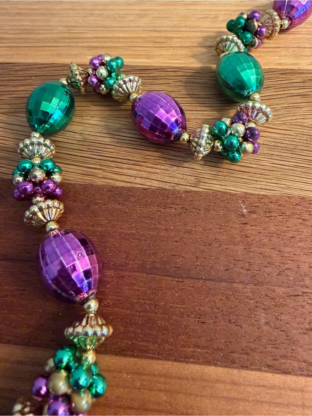 Mardi Gras Necklace Chunky 4 Crowns - Picture 4 of 4